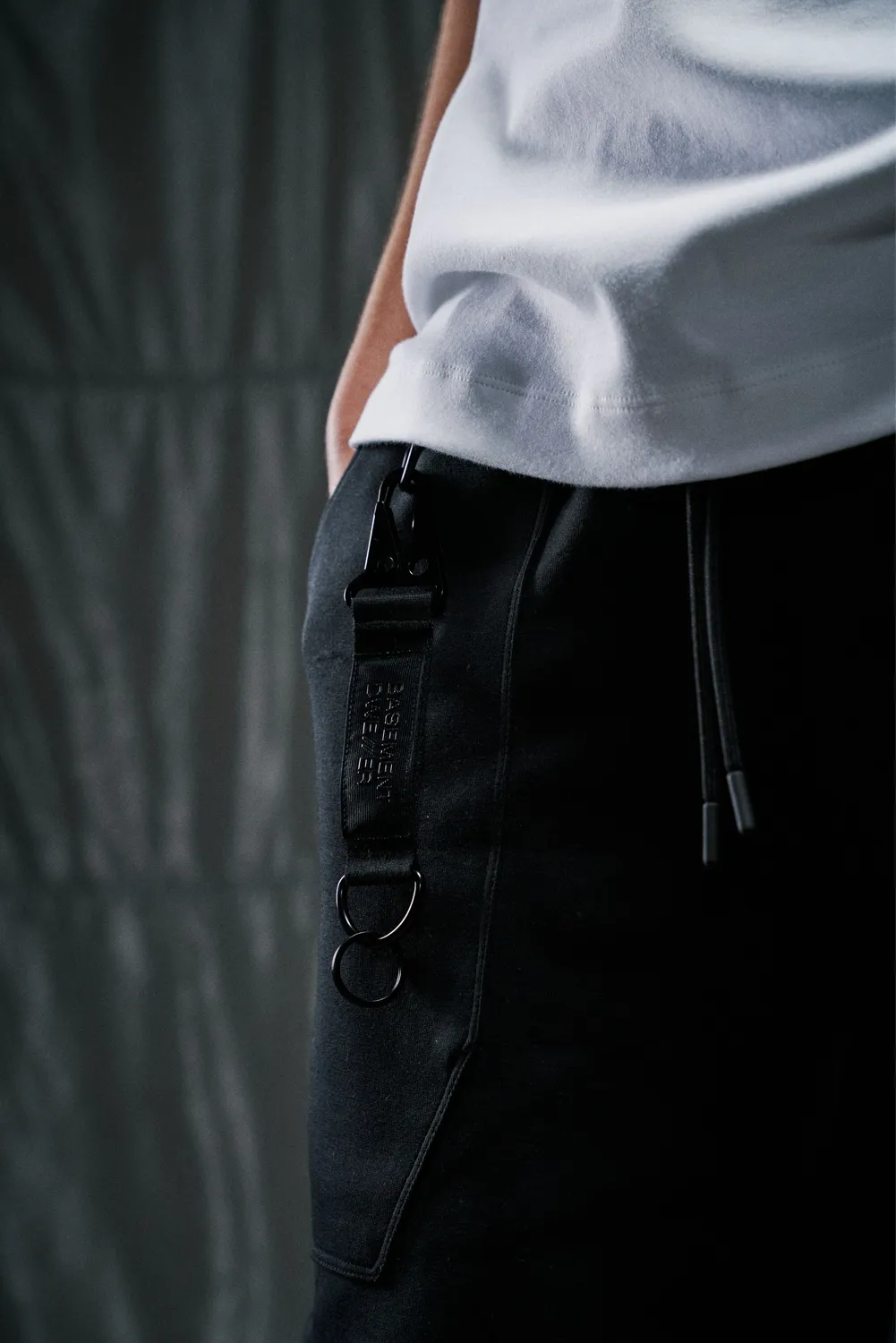 BASEMENT DWE//ER breloc negru textil cu carabina metal