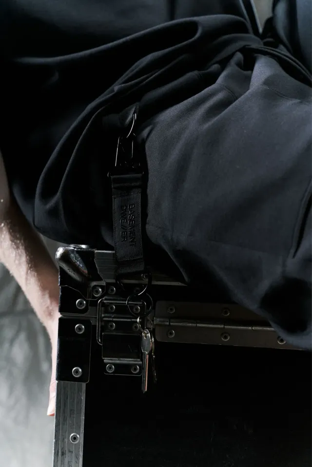 BASEMENT DWE//ER breloc negru textil cu carabina metal