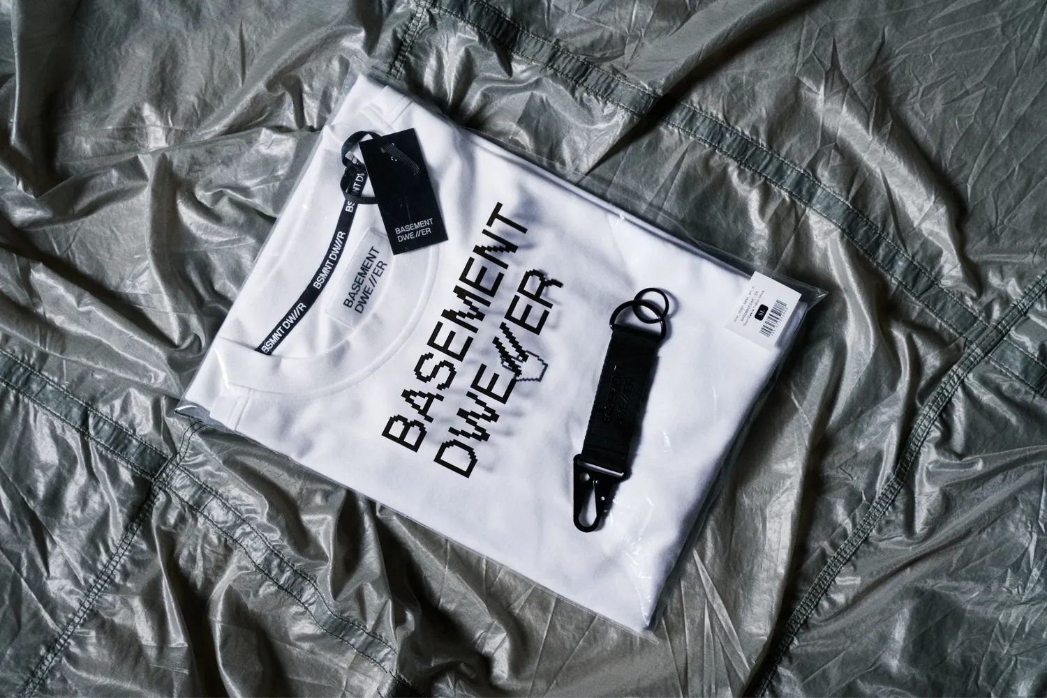 BASEMENT DWE//ER breloc negru textil cu carabina metal