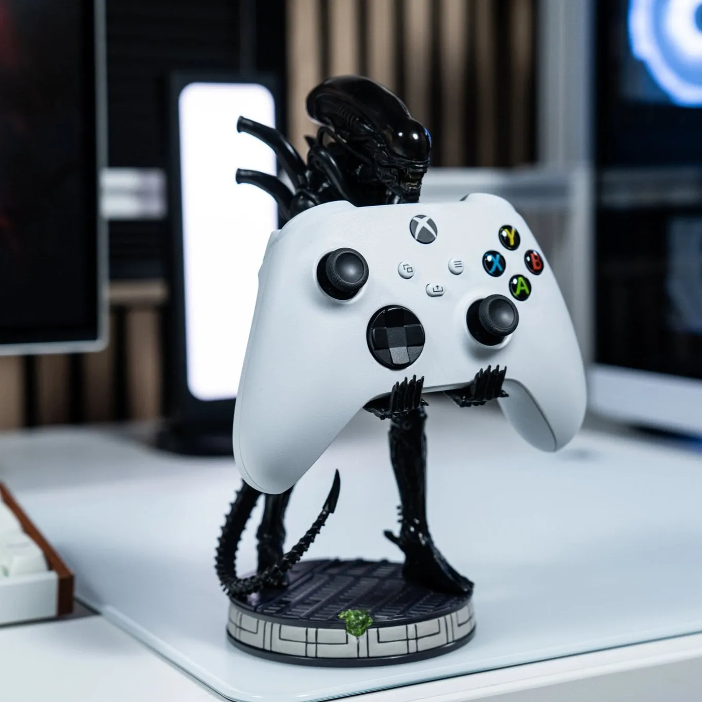 Exquisite Gaming Cable Guys Alien Xenomorph suport controller
